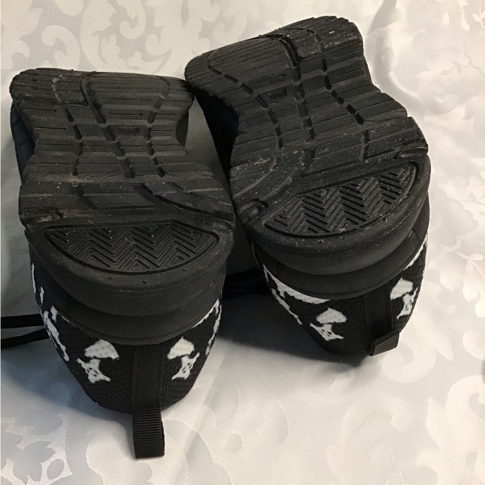 NIGHTMARE BEFORE CHRISTMAS THEMED SHOES - Picture 6 of 8